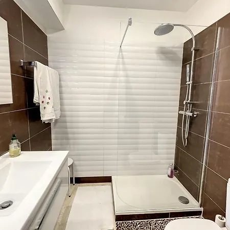 Bright And Vast Terrace Easy Parking Heart Of Town 1 Mn דירה *