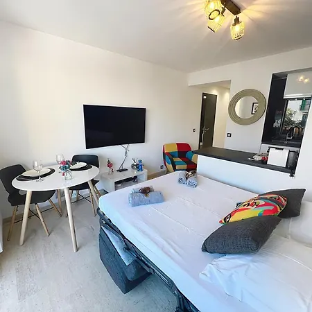 Bright And Vast Terrace Easy Parking Heart Of Town 1 Mn Appartamento Cannes